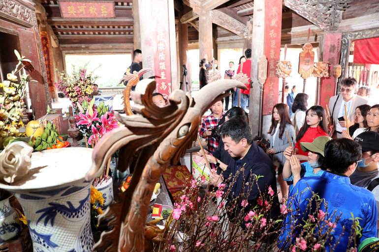 Các đại sứ và du khách làm lễ dâng hương tại đình Mông Phụ.