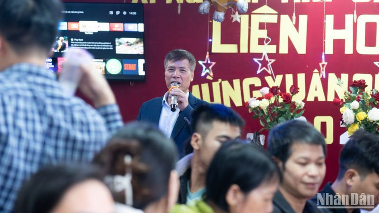 Ông Đỗ Văn Tiếu phát biểu trong buổi liên hoan cuối năm.