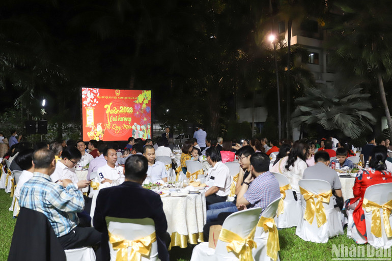 Đông đảo bà con việt kiều, người Việt Nam đang sinh sống và làm việc tại Thái Lan có mặt tham dự chương trình.