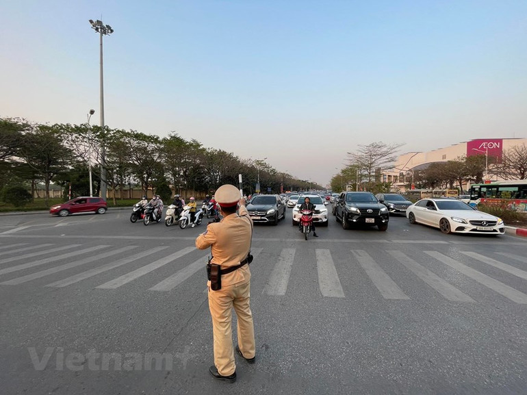 Giao thông ùn tắc khi nhiều người dân trở lại Thủ đô trong chiều 29/1 ảnh 3
