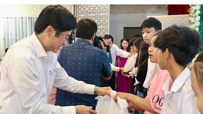 Đồng chí Tạ Trung Dũng, Thường vụ Tỉnh ủy, Trưởng Ban Tuyên giáo Tỉnh ủy Bạc Liêu, tặng quà cho trẻ em nghèo ở vùng biển Bạc Liêu.