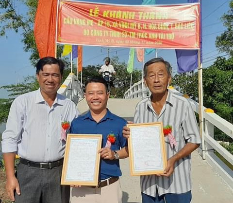 Công ty Trúc Anh nhiều năm qua đã xây dựng nhiều nhà tình thương, xây dựng nhiều cây cầu nông thôn tặng nhân dân các địa phương trong tỉnh. Trong ảnh: Lãnh đạo huyện Hòa Bình (Bạc Liêu) tặng Giấy khen cho anh Lê Anh Xuân. (Ảnh: Công ty Trúc Anh cung cấp).