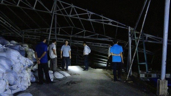 Một xưởng chế biến thủy sản của Công ty Trường Phúc (huyện Đông Hải) bị sạt lở nặng.