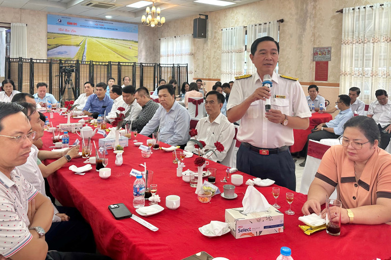 Cục trưởng Cục Thuế tỉnh Bạc Liêu Võ Đông Xuân phát biểu, trả lời các ý kiến của các doanh nghiệp. (Ảnh: Trọng Duy)