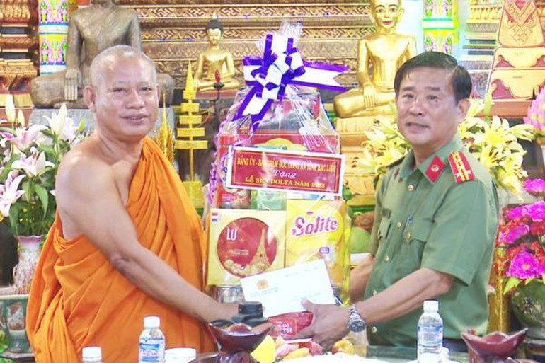 Đại tá Lê Thanh Hùng, Phó Giám đốc Công an tỉnh Bạc Liêu thăm, tặng quà các vị sư sãi tại một số chùa Khmer nhân dịp lễ. (Ảnh Trọng Nguyễn).