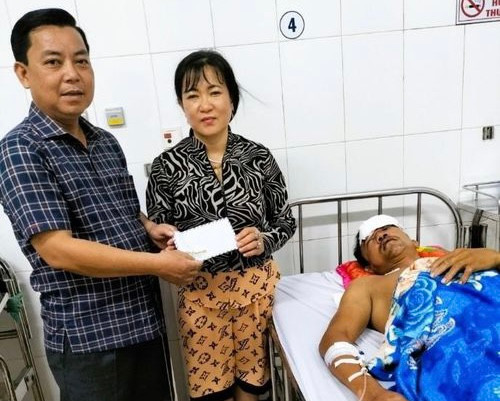 Phó Chủ tịch UBND huyện Hồng Dân Nguyễn Hoàng Vũ thăm nạn nhân bị thương nặng đang cấp cứu tại bệnh viện Bạc Liêu.