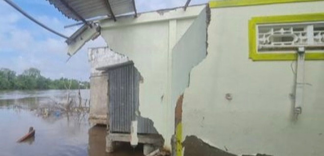 Hơn 100 căn nhà của người dân ở thị xã Giá Rai (Bạc Liêu) bị sạt lở xuống sông.