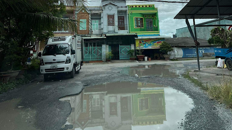 Tuyến đường từ Cầu Sập (xã Long Thạnh đến xã Vĩnh Hưng, huyện Vĩnh Lợi, Bạc Liêu) nhiều đoạn đường như ao.