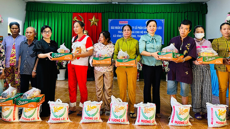 Lãnh đạo Công ty cổ phần cấp nước Bạc Liêu và Ủy ban nhân dân thành phố Bạc Liêu trao tặng quà các hộ Khmer nghèo. (Ảnh: TRỌNG DUY)