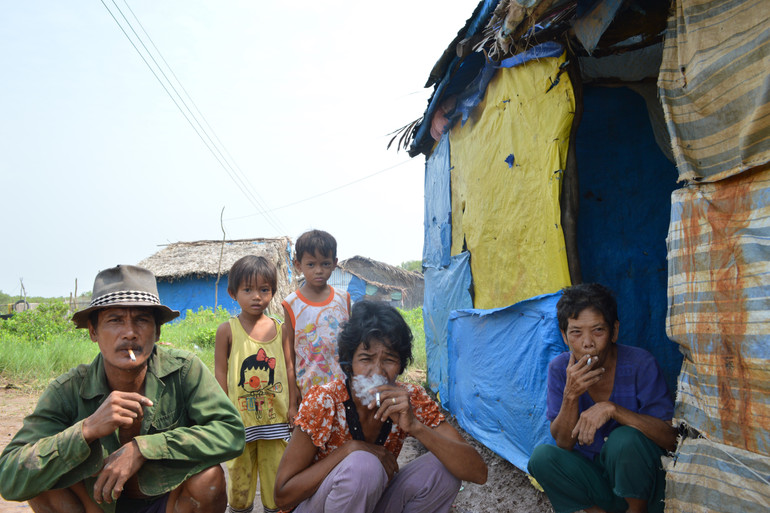 Nhiều hộ dân sống trong khu vực rừng phòng hộ tại vùng ven biển các xã Hậu và Vĩnh Thịnh, huyện Hòa Bình (Bạc Liêu) cuộc sống hiện rất khó khăn. (Ảnh: Trọng Duy).