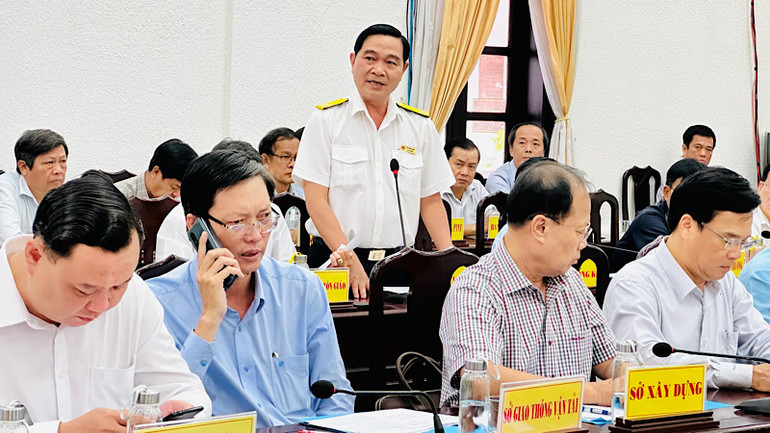 Lãnh đạo Cục Thuế Bạc Liêu trả lời các ý kiến bức xúc của các doanh nghiệp. (Ảnh Trọng Duy).