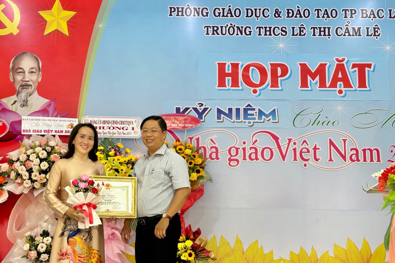 Trưởng Phòng Giáo dục - Đào tạo thành phố Bạc Liêu tặng giấy khen Trường trung học cơ sở Lê Thị Cẩm Lệ, do có thành tích xuất sắc trong các hoạt động. (Ảnh Trọng Duy)