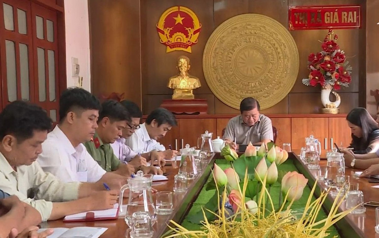 Chủ tịch Ủy ban nhân dân thị xã Giá Rai họp khẩn đề ra biện pháp khắc phục hậu quả vụ sạt lở.