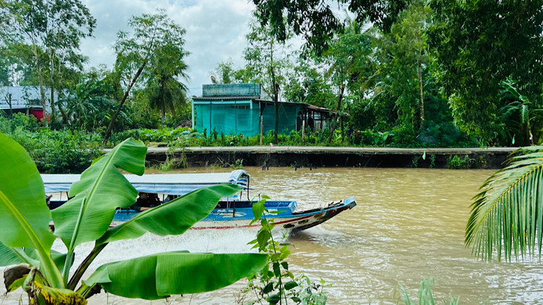Nhiều chiếc tàu đua nhau chạy hết công suất mặc cho sự bức xúc, lo lắng bị sạt lở nhà của nhiều hộ dân.