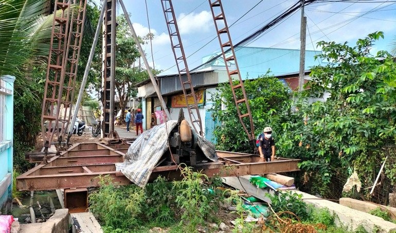 Nhiều người dân, trong đó có nhiều học sinh ở khóm Trà Tra (phường 8, thành phố Bạc Liêu) khốn khổ vì cầu Ông Đực khởi công xây dựng rồi bỏ dở nhiều tháng nay.