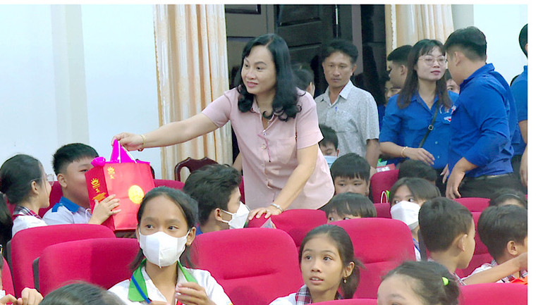 Phó Chủ tịch Ủy ban nhân dân Thành phố Bạc Liêu Đỗ Ái Lam trao tặng quà Tết Trung thu cho các cháu thiếu nhi.