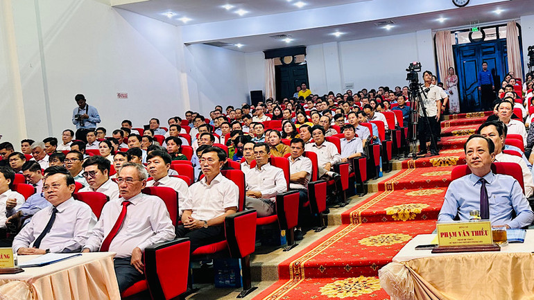 Các đồng chí lãnh đạo Trung ương và địa phương dự lễ công bố Quyết định của Thủ tướng Chính phủ về quy hoạch tỉnh Bạc Liêu thời kỳ mới. (Ảnh: TRỌNG DUY)