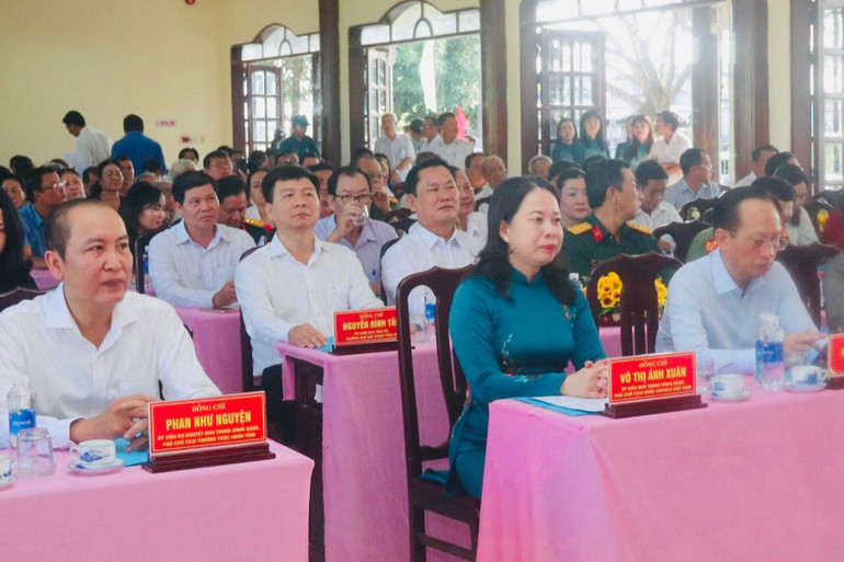 Đông đảo cán bộ, nhân dân đến dự ngày hội.