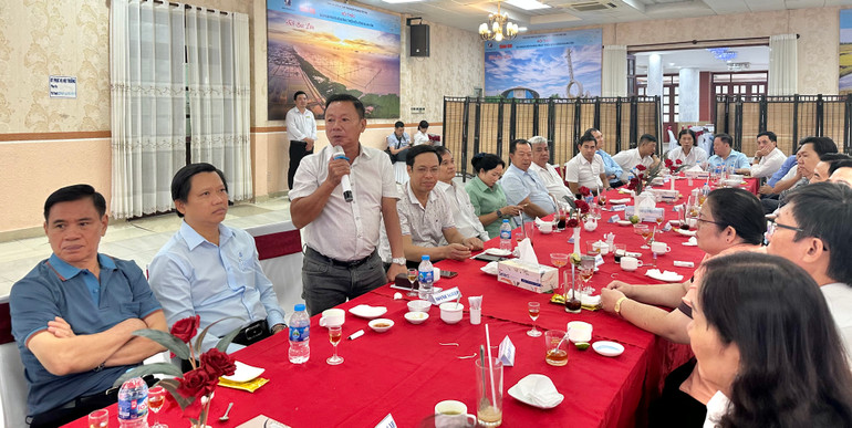 Ông Nguyễn Chí Luận, Chủ tịch Hội đồng quản trị Khu du lịch Hồ Nam (Bạc Liêu) phát biểu nêu những khó khăn, vướng mắc của các doanh nghiệp trong tỉnh. (Ảnh: Trọng Duy)