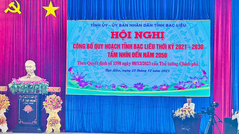 Bí thư Tỉnh ủy Bạc Liêu Lữ Văn Hùng phát biểu nêu quyết tâm của Đảng bộ và nhân dân trong tỉnh thời kỳ mới. (Ảnh: TRỌNG DUY)