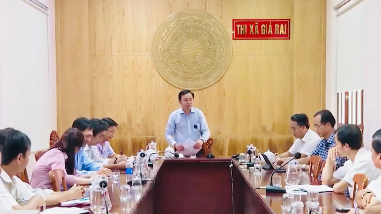 Phó Chủ tịch Ủy ban nhân dân tỉnh Bạc Liêu Phan Thanh Duy chỉ đạo các địa phương sớm khắc phục hậu quả các vụ sạt lở nghiêm trọng.