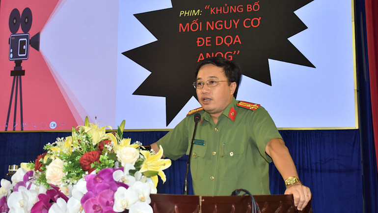 Báo cáo viên của Cục An ninh nội địa Bộ Công an cung cấp thông tin khái quát về tình hình khủng bố trong và ngoài nước. (Ảnh: Trọng Nguyễn)