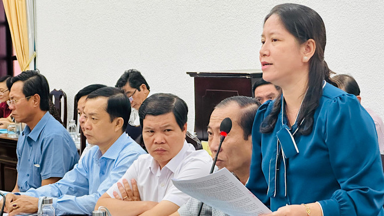 Chủ tịch Ủy ban nhân dân thành phố Bạc Liêu Lê Kim Thúy nêu rõ các biện pháp xử lý, giải quyết những vụ việc sai phạm, bất cập tại một số khu dân cư tại thành phố. (Ảnh: Trọng Duy)