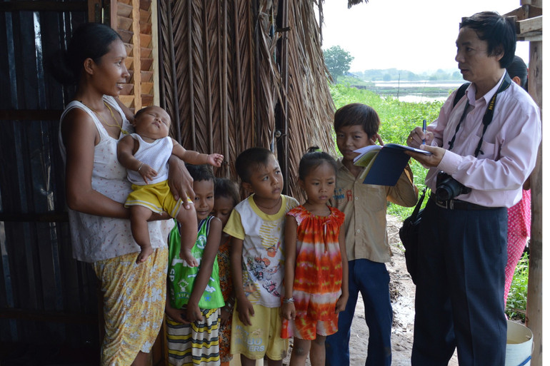 Phóng viên Báo Nhân Dân trực tiếp tìm hiểu cuộc sống của các hộ dân nghèo ở vùng ven biển Bạc Liêu.Nhiều hộ dân nơi đây đang gặp rất cần sự giúp đỡ của chính quyền và cộng đồng.