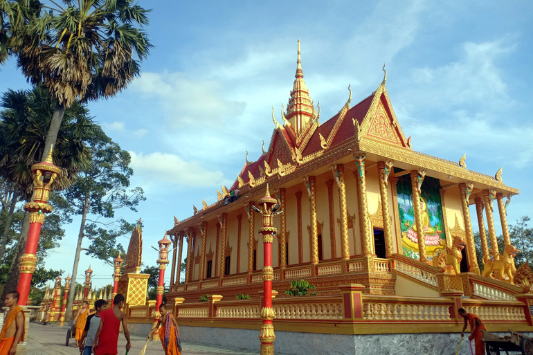 Chùa Xiêm Cán của đồng bào KHmer (tại vùng ven biển thành phố Bạc Liêu), được trang hoàng lộng lẫy nhân dịp lễ.