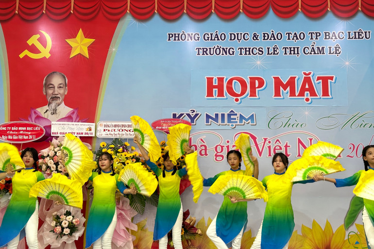 Một tiết mục văn nghệ của học sinh Trường trung học cơ sở Lê Thị Cẩm Lệ (thành phố Bạc Liêu) chào mừng Ngày Nhà giáo Việt Nam. (Ảnh: Trọng Duy)