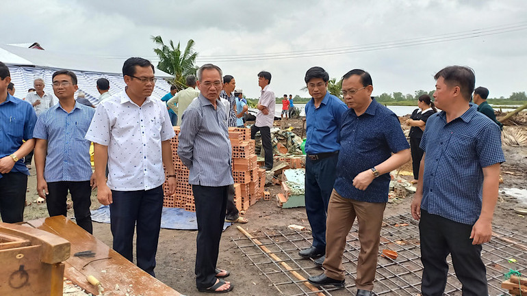 Lãnh đạo tỉnh và các huyện trực tiếp thăm các hộ bị sập nhà do mưa to kèm lốc xoáy.