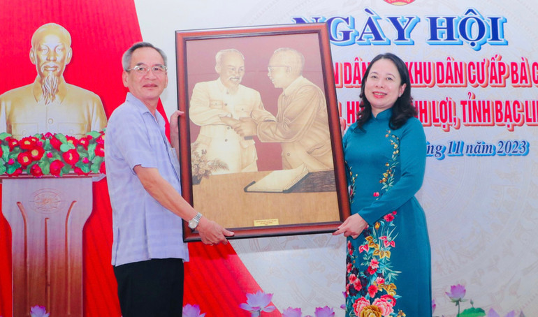 Phó Chủ tịch nước trao tặng lãnh đạo tỉnh Bạc Liêu bức tranh Bác Hồ và Bác Tôn tại ngày hội.