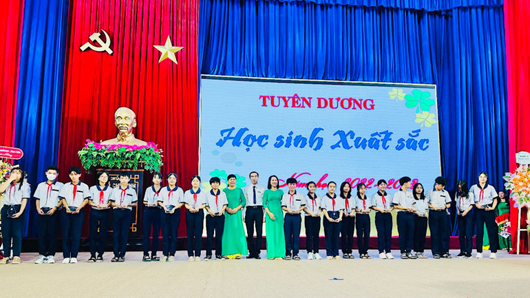 Trường THCS Lê Thị Cẩm Lệ (TP Bạc Liêu) động viên, khen thưởng thời những học sinh xuất sắc, năm học 2022-2023. Trường THCS Lê Thị Cẩm Lệ (TP Bạc Liêu) động viên, khen thưởng thời những học sinh xuất sắc, năm học 2022-2023.
