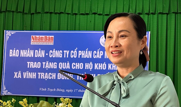 Đồng chí Đỗ Ái Lam, Phó Chủ tịch Ủy ban nhân dân thành phố Bạc Liêu phát biểu ý kiến, cảm ơn Báo Nhân Dân và Công ty cổ phần cấp nước Bạc Liêu đã trao tặng quà bà con Khmer nghèo của địa phương. (Ảnh: TRỌNG DUY)