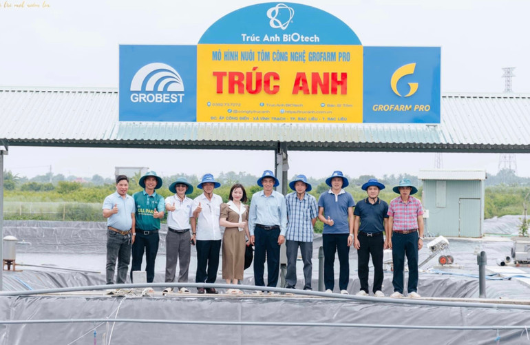 Mô hình nuôi tôm công nghệ cao của Công ty Trúc Anh thu hút sự quan tâm của nhiều cán bộ, nhân dân ở đồng bằng sông Cửu Long và nhiều nơi đến thăm quan, học tập. (Ảnh: Công ty Trúc Anh cung cấp).