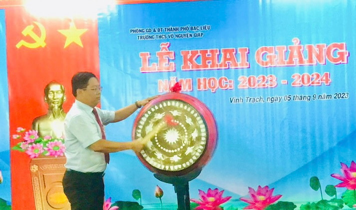 Lãnh đạo Phòng Giáo dục và Đào tạo thành phố Bạc Liêu đến dự Lễ khai giảng năm học mới tại Trường trung học cơ sở Võ Nguyên Giáp, xã Vĩnh Trạch.