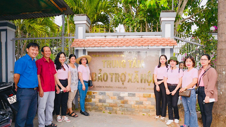 Ban giám hiệu và giáo viên Trường trung học cơ sở Lê Thị Cẩm Lệ (thành phố Bạc Liêu) đến tận Trung tâm Bảo trợ xã hội tỉnh tặng quà cho những trẻ em có hoàn cảnh khó khăn. Ban giám hiệu và giáo viên Trường trung học cơ sở Lê Thị Cẩm Lệ (thành phố Bạc Liêu) đến tận Trung tâm Bảo trợ xã hội tỉnh tặng quà cho những trẻ em có hoàn cảnh khó khăn.