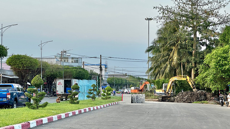 Tuyến đường Võ Văn Kiệt (thành phố Bạc Liêu) bị &quot;tắc&quot; suốt 20 năm qua chỉ vì hai hộ dân không chịu bàn giao mặt bằng. (Ảnh: TRỌNG DUY)