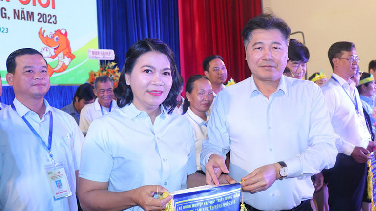 Ông Lê Quốc Thanh, Giám đốc Trung tâm Khuyến nông quốc gia trao cờ cho các đơn vị đoạt giải cao.