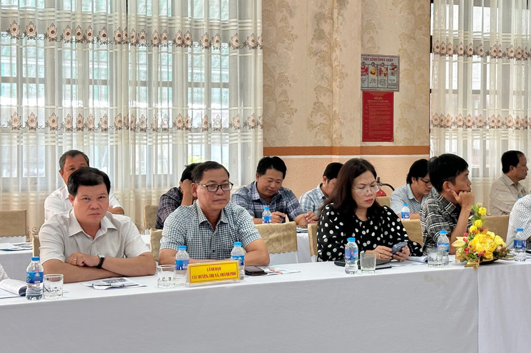 Các đại biểu rất quan tâm đến tình hình khó khăn trong việc xuất khẩu tôm hiện nay. (Ảnh: Trọng Duy). Các đại biểu rất quan tâm đến tình hình khó khăn trong việc xuất khẩu tôm hiện nay. (Ảnh: Trọng Duy).