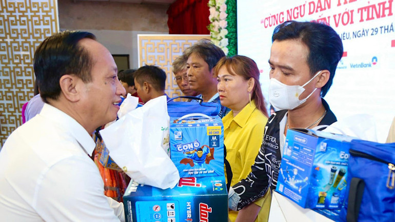 Chủ tịch Ủy ban nhân dân tỉnh Bạc Liêu Phạm Văn Thiều tặng quà cho ngư dân trong tỉnh.