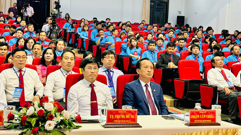 Các đồng chí lãnh đạo và các đại biểu dự đại hội. (Ảnh: Trọng Duy).