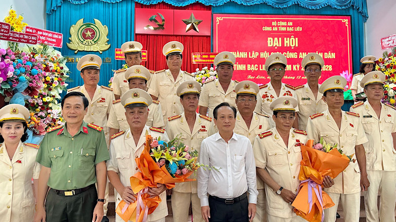Ban Chấp hành Hội Cựu Công an nhân dân tỉnh Bạc Liêu ra mắt tại địa hội. (Ảnh: TRỌNG DUY) Ban Chấp hành Hội Cựu Công an nhân dân tỉnh Bạc Liêu ra mắt tại địa hội. (Ảnh: TRỌNG DUY)