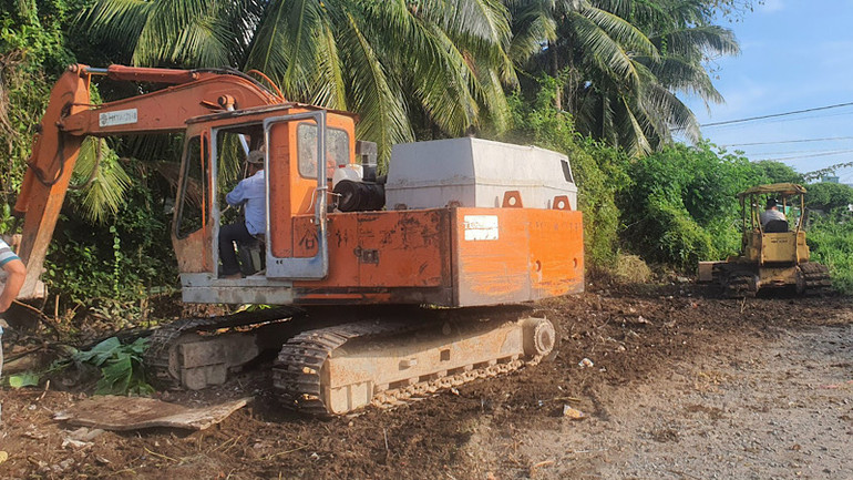 Các phương tiện khẩn trương thi công tuyến đường, phấn đầu hoàn thành trước Tết Dương lịch này. (Ảnh: TRỌNG DUY)