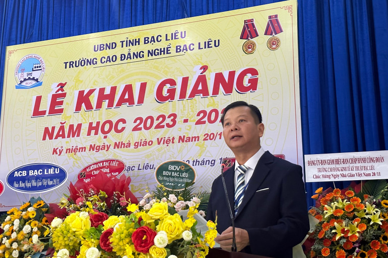 Tiến sĩ Nguyễn Thanh Sang, Hiệu trưởng Trường cao đẳng Nghề Bạc Liêu phát biểu ý kiến hạ quyết tâm trong năm học mới. (Ảnh: TRỌNG DUY)