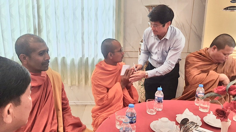 Trưởng Ban Tuyên giáo Tỉnh ủy Bạc Liêu Tạ Trung Dũng tặng quà các vị chức sắc có uy tín trong đồng bào Khmer.