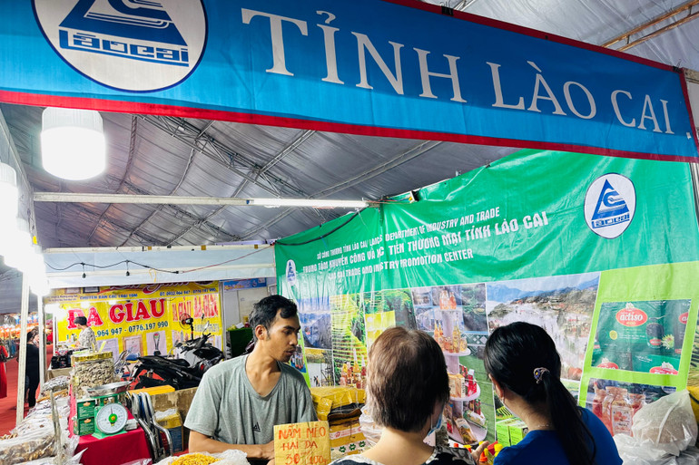 Tỉnh Lào Cai tuy xa xôi nhưng cũng tích cực tham gia triển lãm Hội chợ tại tỉnh Bạc Liêu. (Ảnh: TRỌNG DUY) Tỉnh Lào Cai tuy xa xôi nhưng cũng tích cực tham gia triển lãm Hội chợ tại tỉnh Bạc Liêu. (Ảnh: TRỌNG DUY)