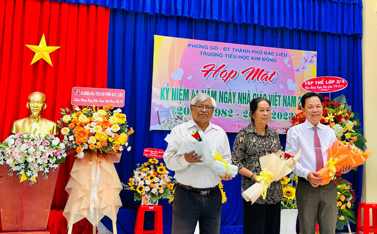 Hiệu trưởng Trường tiểu học Kim Đồng Trần Văn Sơn (thành phố Bạc Liêu) tặng hoa các nhà giáo nguyên lãnh đạo của Trường. (Ảnh Trọng Duy)