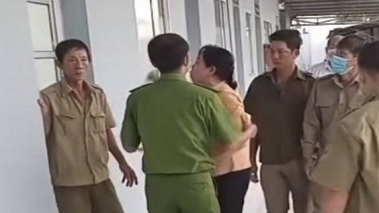 Lực lượng chức năng huyện Phước Long (Bạc Liêu) nỗ lực động viên, thuyết phục gia đình bà Trần Thị Điều bình tĩnh, không có các hành vi &quot;manh động&quot; tại Trung tâm Y tế huyện.