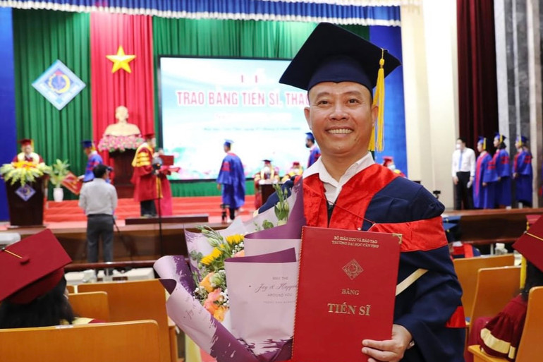 Với tinh thần luôn vượt khó vươn lên và không ngừng học tập, sáng tạo, anh Xuân đã quyết tâm học và đã nhận bằng Tiến sĩ. (Ảnh nhân vật cung cấp)